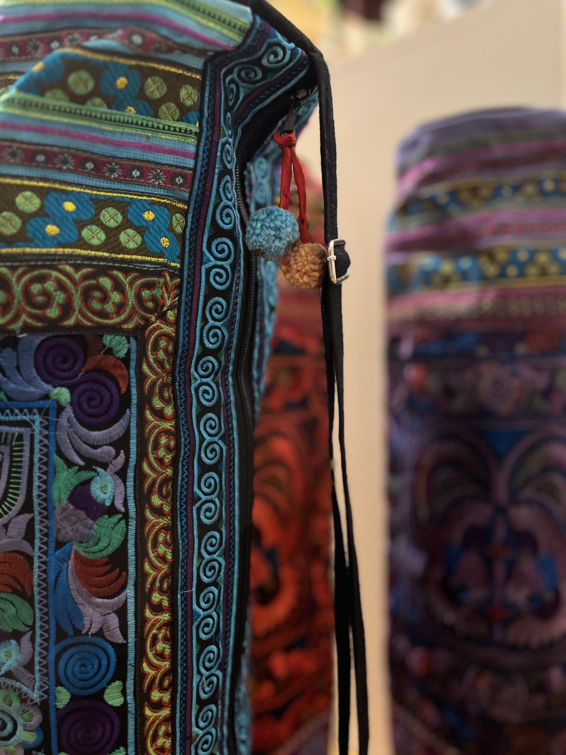 Sac brodé à la main - Image 3